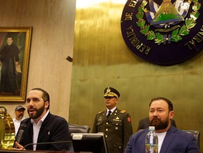 El presidente de El Salvador, Nayib Bukele, tras irrumpir en la Asamblea Legislativa arropado por militares.