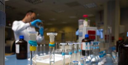 Un técnico en un laboratorio. 