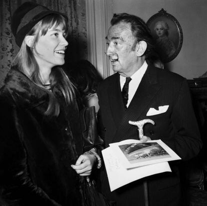 Françoise Hardy junto a Salvador Dalí en la presentación de la película 'Les quatres cents coups', el 6 de abril 1967 en París.