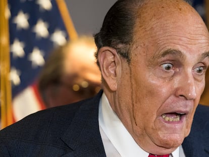 El abogado de Donald Trump, Rudy Giuliani, en rueda de prensa este jueves.
