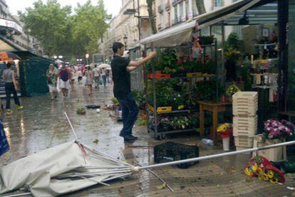 Los tenderetes de las Ramblas han sufrido el temporal.