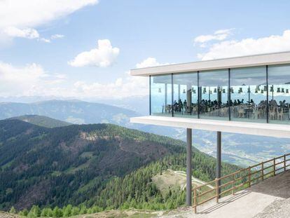 El restaurante AlpiNN, una espectacular terraza con vistas a los Dolomitas.