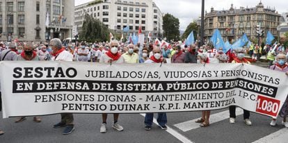 Pensionistas se manifiestan por el centro de Bilbao.