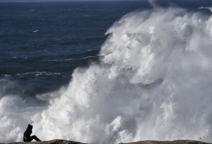 Alerta roja en la costa de Galicia por la llegada de grandes olas procedentes de una tormenta en el norte de Europa. Todo el litoral gallego estará, a partir de este miércoles, en alerta por temporal costero, según informó la Dirección General de Emergencias de la Xunta.