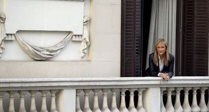 Cristina Cifuentes, en uno de los balcones interiores de la Delegación del Gobierno en Madrid.