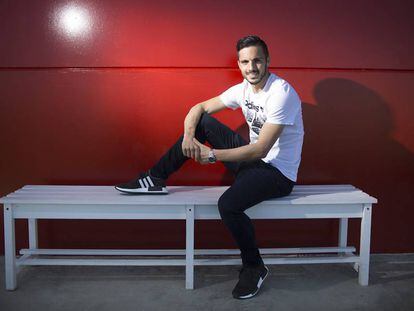 Sarabia posa en la ciudad deportiva del Sevilla.