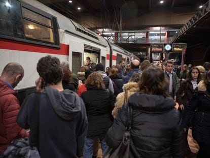 Usuarios de la red de Cercan&iacute;as de Madrid esperan un tren en la estaci&oacute;n de Atocha, el pasado jueves.