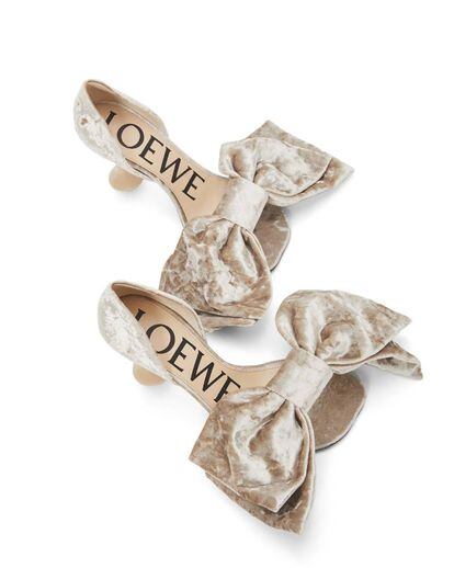 Loewe. Este otoño-invierno la marca española acumula un número infinito de hits a nuestros pies. El zapato de salón Toy D'Orsay, confeccionado en terciopelo texturizado y con lazo  exagerado en la delantera, es uno de ellos.