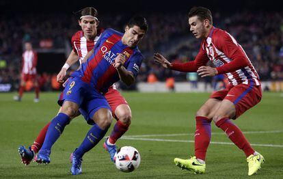 Lucas, derecha, ante Luis Suárez.