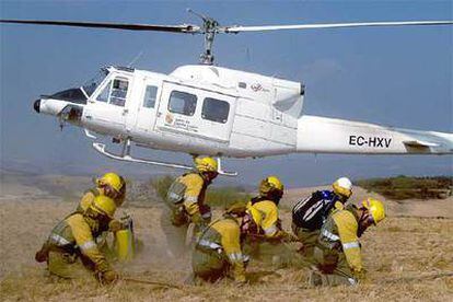 Bomberos de Castilla y León descienden de un helicóptero cerca de Nuez de Aliste.