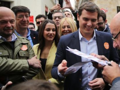 El candidato de Ciudadanos, Albert Rivera, durante un acto de campaña en la Plaza de España de Cádiz.