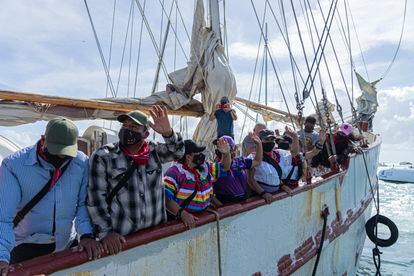 La comitiva zapatista al salir rumbo a Europa, en el muelle de Isla Mujeres, Estado de Quintana Roo (México), el 2 de mayo de 2021.