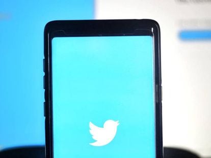 Twitter en un smartphone con gfondo azul