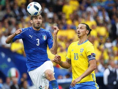 Chiellini e Ibrahimovic, en el Italia-Suecia que ganaron los primeros merced a un gol en el minuto 89.