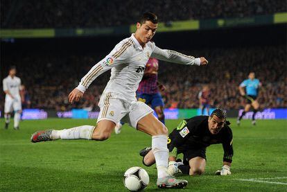 Vuelta de los cuartos de final de la Copa del Rey. Barcelona, 2 - Real Madrid, 2: Cristiano Ronaldo bate a Víctor Valdés.