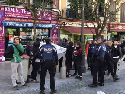 Un grupo de vecinos protesta durante el acto de Ciudadanos. En vídeo, imágenes de la protesta.