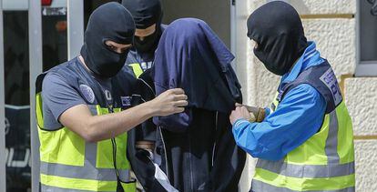Agentes de la Policía Nacional trasladan a un detenido por terrorismo yihadista, en septiembre de 2019.
