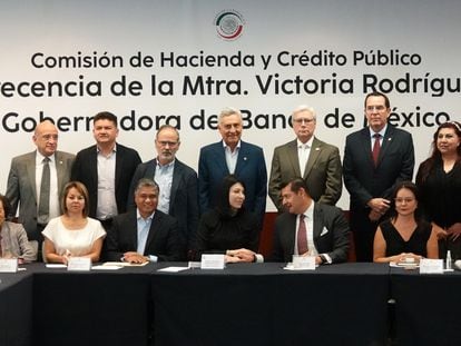 La gobernadora del Banco de México, Victoria Rodríguez Ceja, junto a senadores de la Comisión de Hacienda y Crédito Público, este jueves.