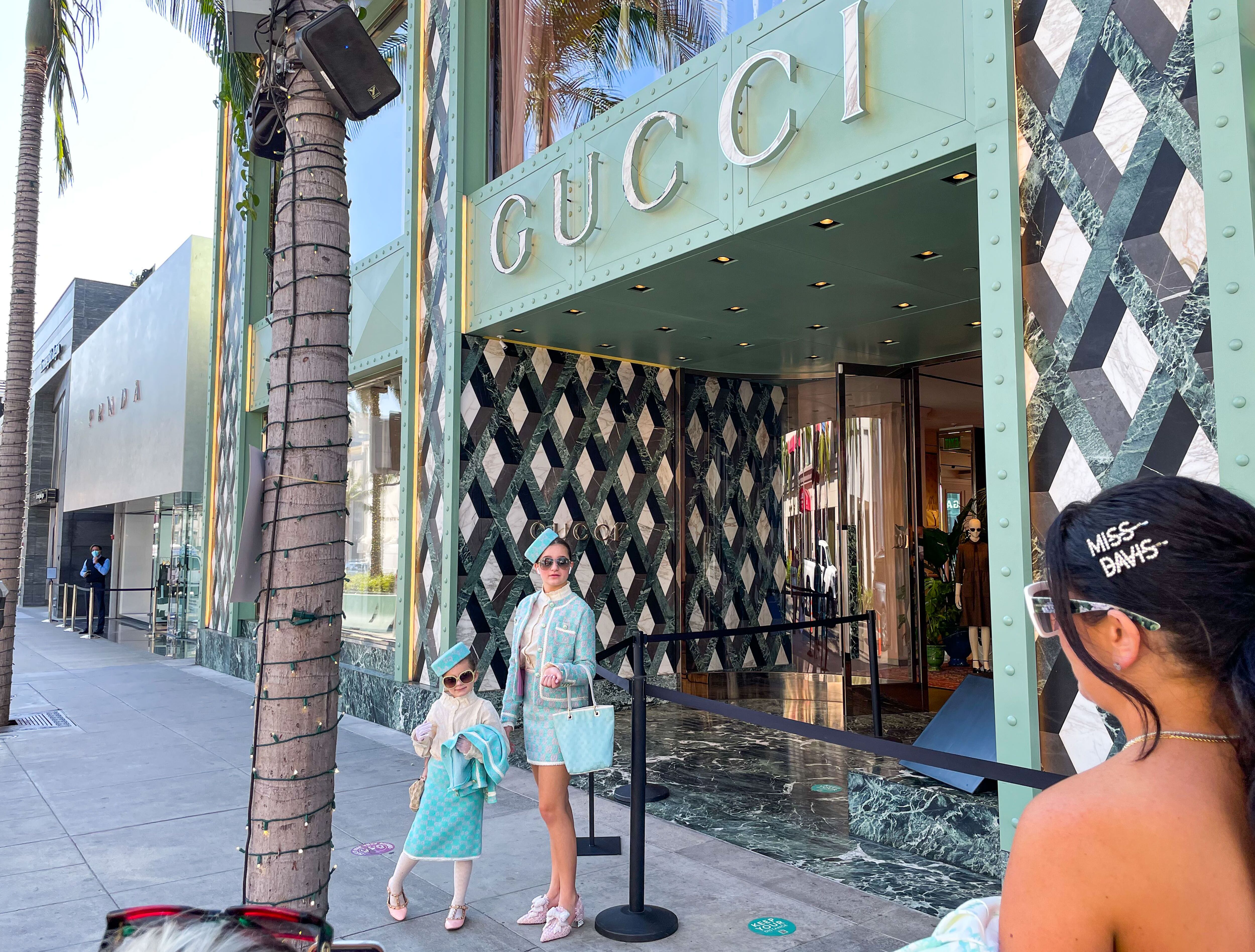 Personas posando ante una tienda Gucci de Beverly Hills (EE UU), en octubre de 2020. 