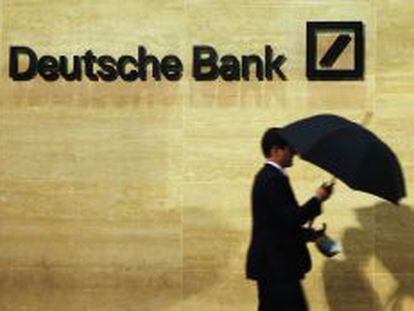 Un hombre pasa por la sede de Deutsche Bank.