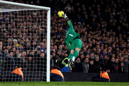 De Gea vuela para sacar el balón en una falta que lanzó Mata.