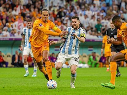 Messi es empujado por Van Dijk durante el Países Bajos - Argentina del pasado viernes.