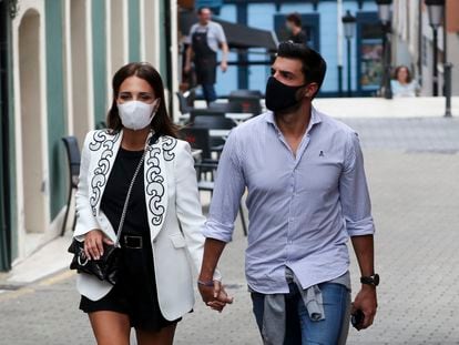 La actriz Paula Echevarria y Miguel Torres por las calles de Candas el pasado junio.