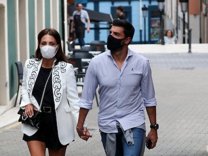 La actriz Paula Echevarria y Miguel Torres por las calles de Candas el pasado junio.