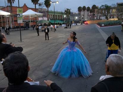 Una quinceañera canta al ritmo de un grupo de mariachis en la Plaza Garibaldi, prácticamente desierta ante la pandemia de coronavirus.