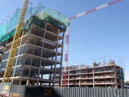 Construcci&oacute;n de bloques de vivienda nueva en Madrid.