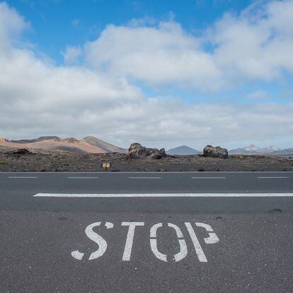 Lanzarote. Un signo de Stop en la LZ 67, conocida como la carretera de las Montañas del Fuego.