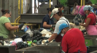 Trabajadores de un centro de recicalje de residuso s&oacute;lidos en Monterrey, M&eacute;xico.