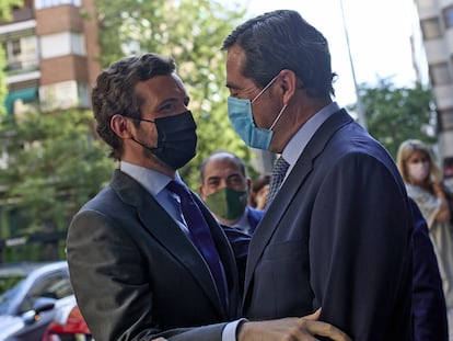 El líder del PP, Pablo Casado (izquierda), saluda al presidente de CEOE, Antonio Garamendi, este jueves en un curso de la Universidad Rey Juan Carlos en Madrid.