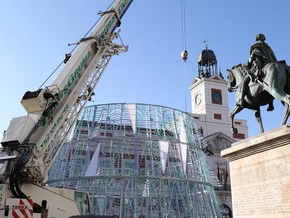 Una grúa trabaja en el montaje del árbol de Navidad en la Puerta del Sol, en Madrid, el 10 de noviembre.