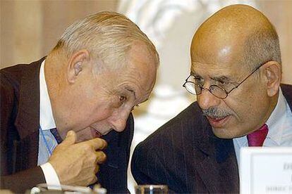Mohamed el Baradei (derecha) conversa con el presidente de la conferencia de revisión del TNP, Sergio Queiroz.