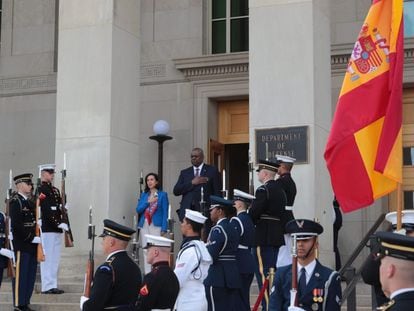La ministra de Defensa, Margarita Robles, y su homólogo estadounidense,  Lloyd Austin, a la entrada del Pentágono.