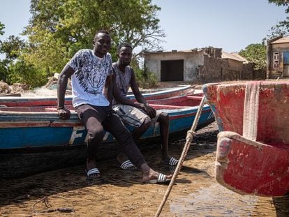 Los pescadores Mamadou Ndiaye y Alou Jaeng, el pasado abril en Albreda, un asentamiento histórico en la orilla norte del río Gambia.