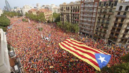 Vista general de la avenida de la Diagonal con una bandera independentista durante la diada de 2018.