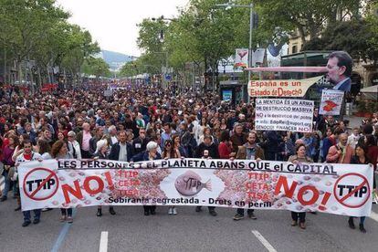 Manifestaci&oacute;n en Barcelona contra el Tratado de Comercio e Inversiones UE-EEUU.