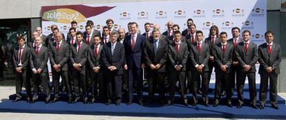 La selección española de fútbol posa con el Príncipe de Asturias en el encuentro en la Ciudad del Fútbol, lugar donde han acudido todos los convocados en el primer día de trabajo.