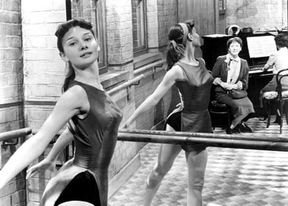 En 1951 fue fichada por la productora especialista en comedias, Associated British Films. Gracias a sus conocimientos en danza obtuvo un papel secundario en la película 'The secret people'. Audrey Hepburn en un fotograma del esta obra fechada en 1952.