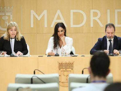 La vicealcaldesa Begoña Villacís (en medio) con Inmaculada Sanz y José Aniorte el jueves en el Ayuntamiento.