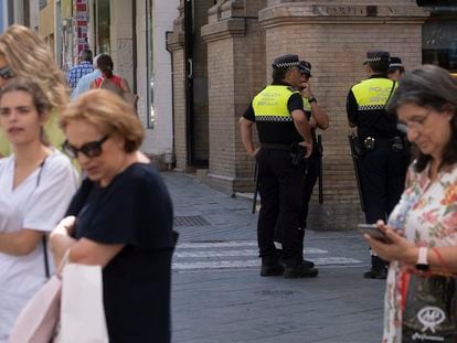 Cuatro policías locales, este viernes en el centro de Sevilla.