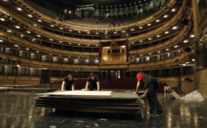 Unos operarios trabajan en el interior del Teatro Real.