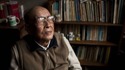 Zhou Youguang en su estudio en Beijing