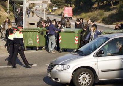 Estudiantes bloqueando los accesos a la Universidad Autónoma de Barcelona.