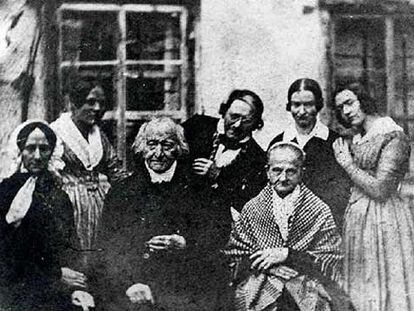 Constanze Weber, izquierda,  junto al compositor Max Keller y su familia.