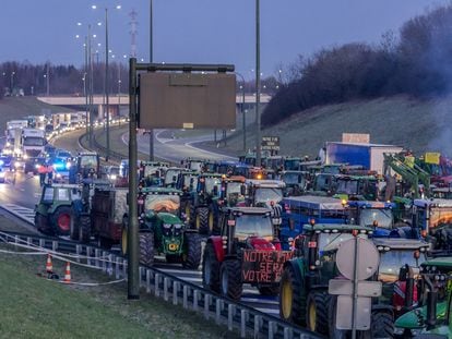 Agricultores con tractores bloquean una carretera en la frontera de Bélgica y Francia.