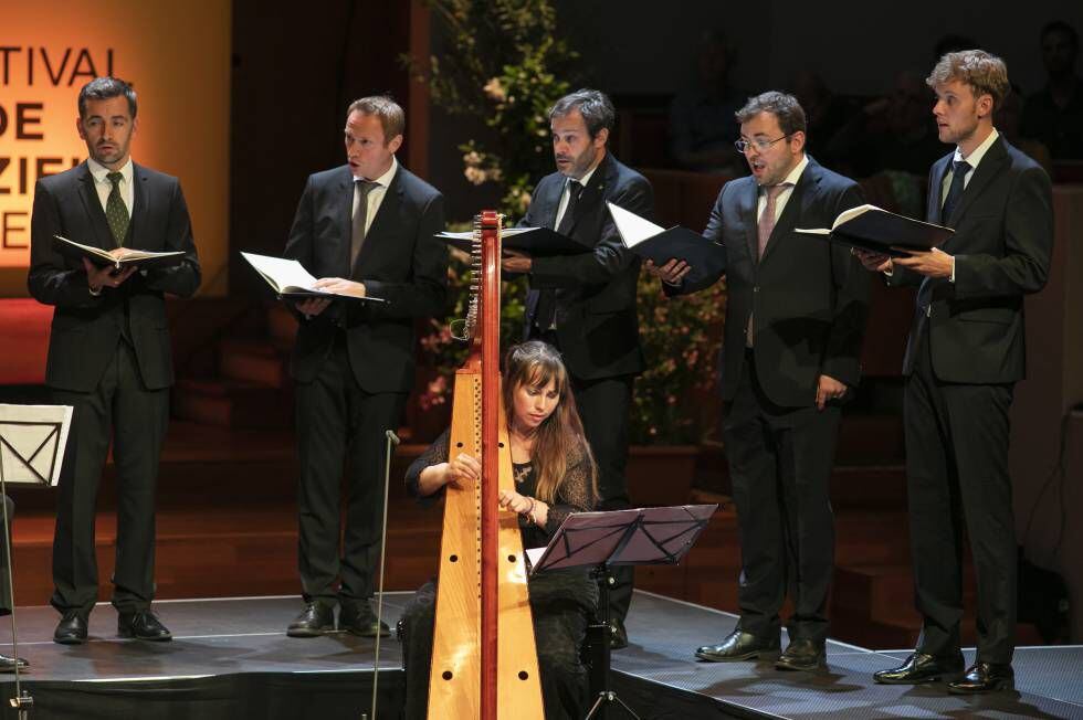 Cantantes de Vox Luminis y la arpista Sarah Ridy en otro momento del concierto de clausura del festival. En el centro, el tenor Raffaele Giordani.