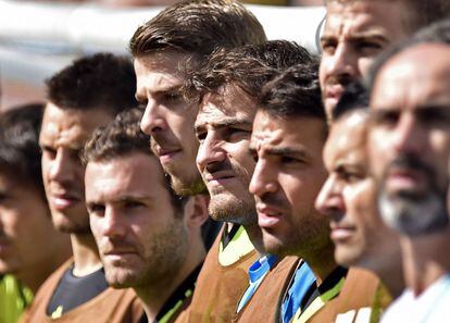 Iker Casillas, en en centro, junto a otros compañeros al inicio del encuentro.